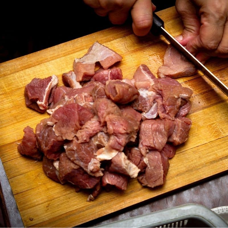 Posso dare la carne cruda al mio cane?