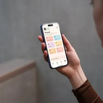 L'app Barkyn in mano, con il monitoraggio veterinario