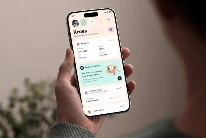 L'app Barkyn in mano, con il profilo e il registro di salute del cane